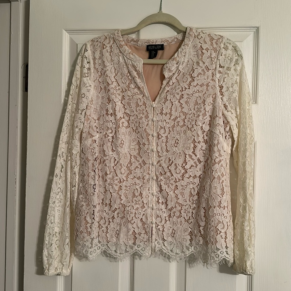Pretty, lined,  lace top.